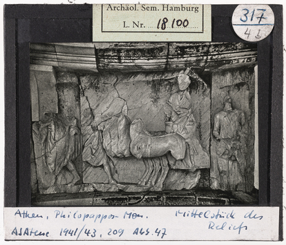 Vorschaubild Athen: Philopappos-Monument, Mittelstück des Reliefs 